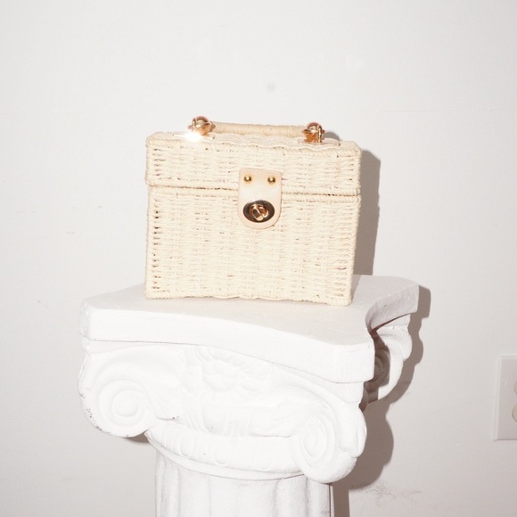 Elegant Cream Woven Handbag with Gold Details - Picture 2 of 4